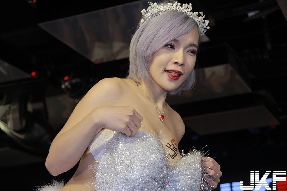 受不了！JKF女郎「超狂車頭燈」一直碰撞粉絲！巨乳猛烈晃動的畫面真的太猛了&#8230;