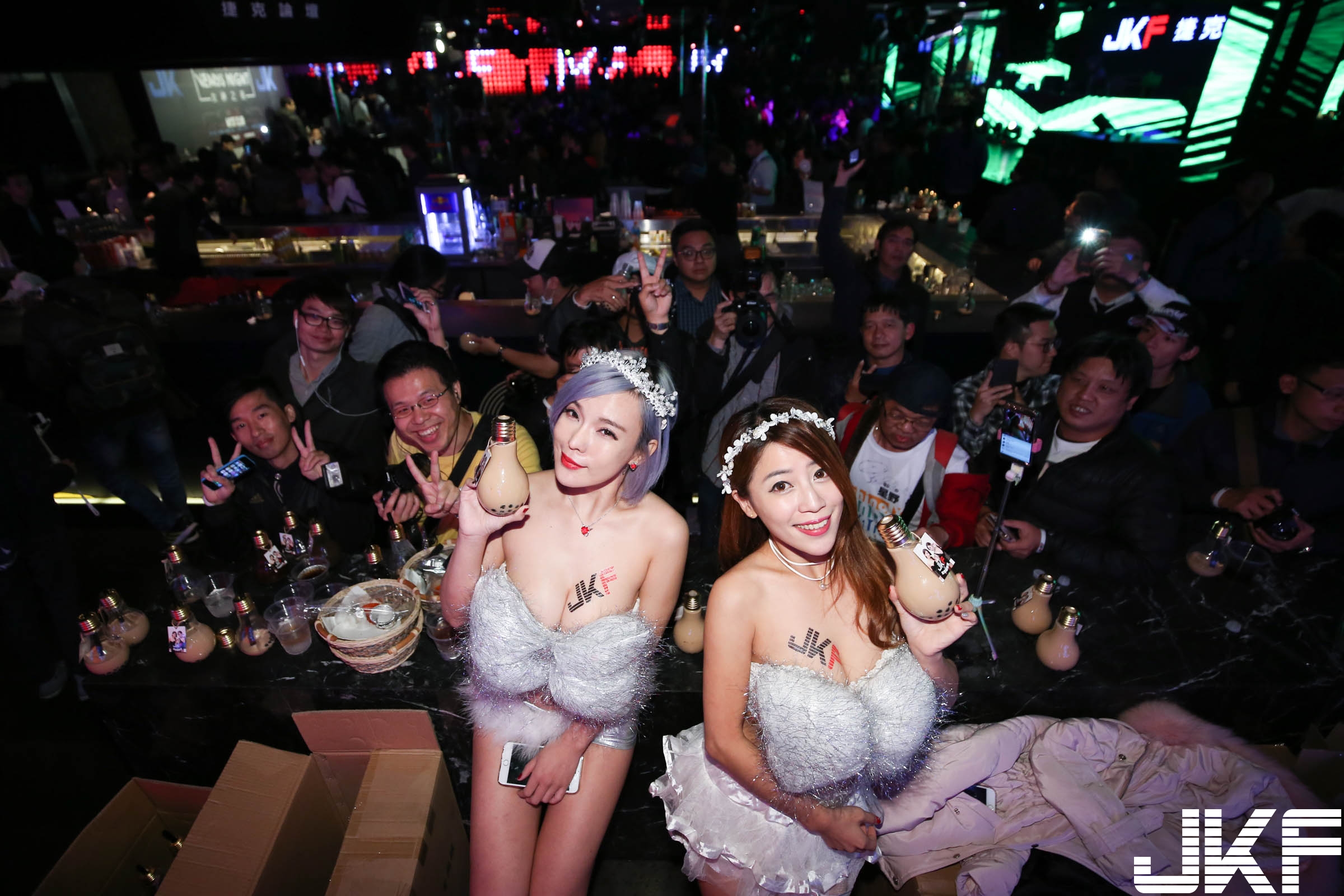 天降甘霖！女神親餵的「神聖之水」　會員都一臉滿足的全喝下去！