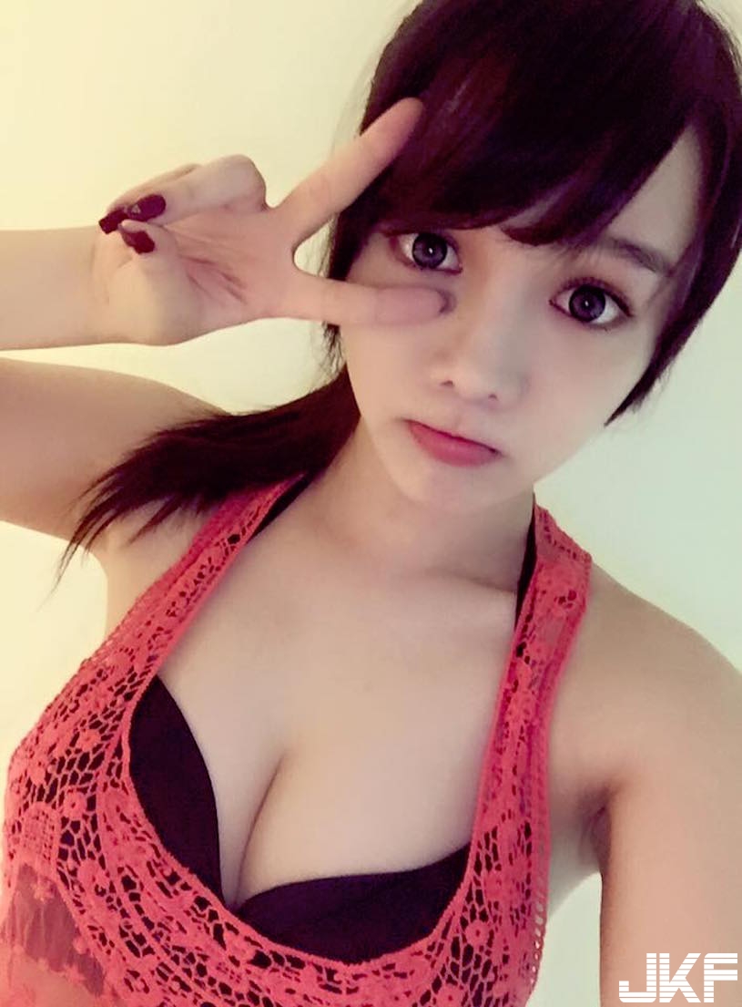 爆乳素人Kerr Wu「超挑逗文字」引網友瘋傳！她的「巨乳炸桌照」實在是太猛了&#8230;