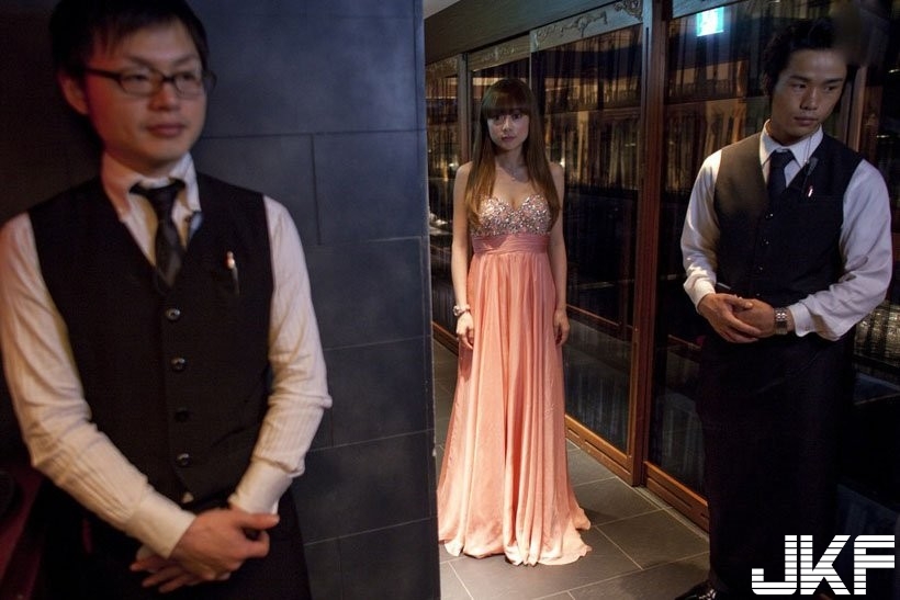 「24歲謊報年齡怕被嫌老」酒店妹的日常，微笑背後藏著辛酸