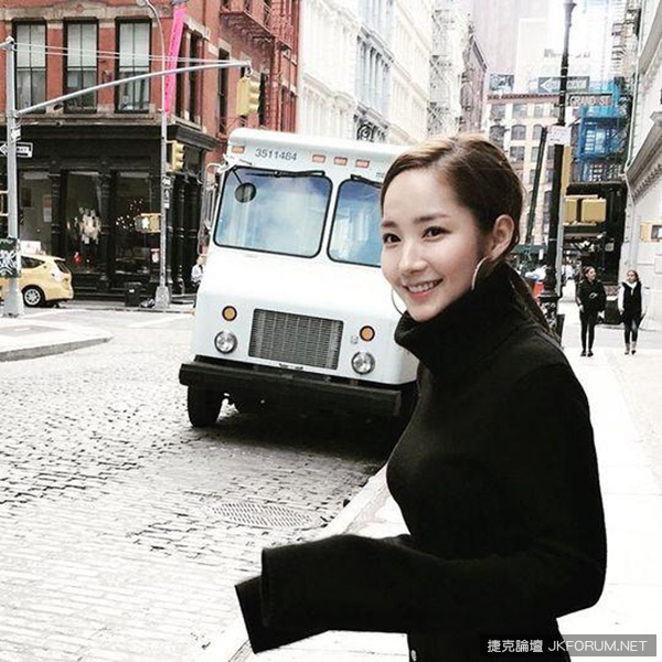 氣質甜姐兒不只笑容甜，身材更甜！出道就立馬拿下新人獎，襯衫釦子都要彈出去了啦