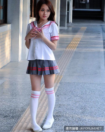 【捕鱼王】台灣學生妹！在學校裡掀衣「露底褲」連「透明水手服」都敢穿出門，課桌椅是這樣用嗎…
