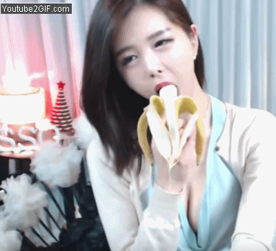 《內有動圖》韓國BJ露出無敵「壕溝」嘗香蕉，這溝太深我真的受不了！每場直播都好兇！