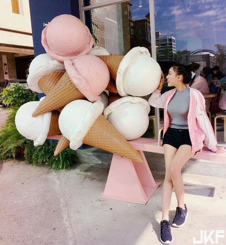 好狂！遠航正妹空姐「奶夾貓咪」的超大乳量！脫下衣服後的深溝讓人大喊受不了…