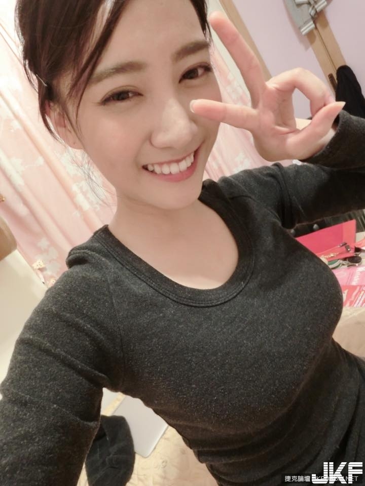 好狂！遠航正妹空姐「奶夾貓咪」的超大乳量！脫下衣服後的深溝讓人大喊受不了…