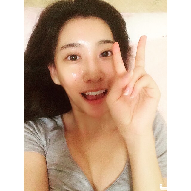 好狂！遠航正妹空姐「奶夾貓咪」的超大乳量！脫下衣服後的深溝讓人大喊受不了…