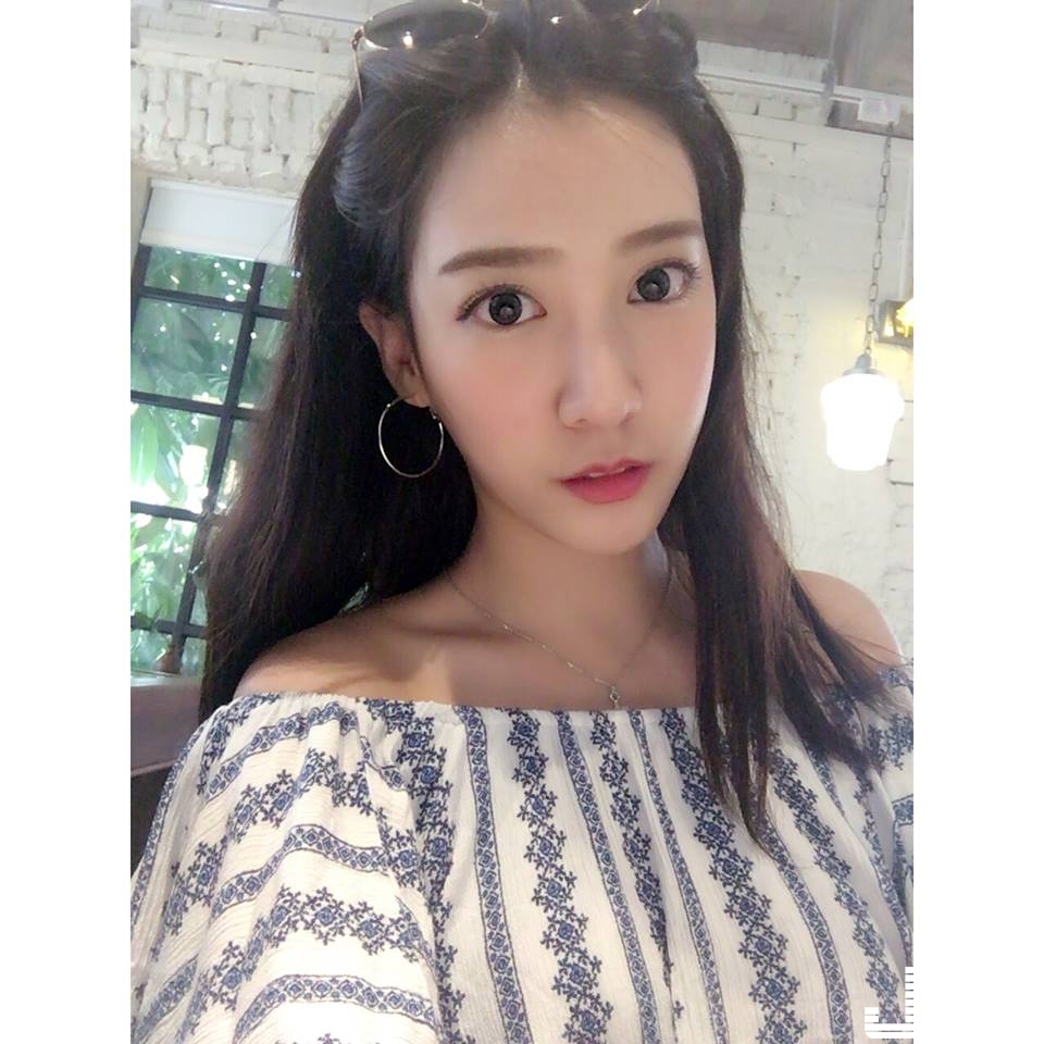 好狂！遠航正妹空姐「奶夾貓咪」的超大乳量！脫下衣服後的深溝讓人大喊受不了…