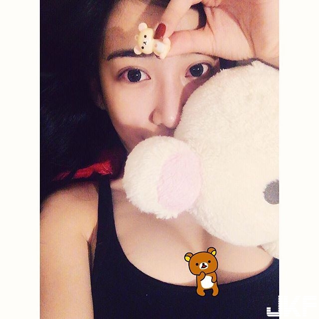 好狂！遠航正妹空姐「奶夾貓咪」的超大乳量！脫下衣服後的深溝讓人大喊受不了…