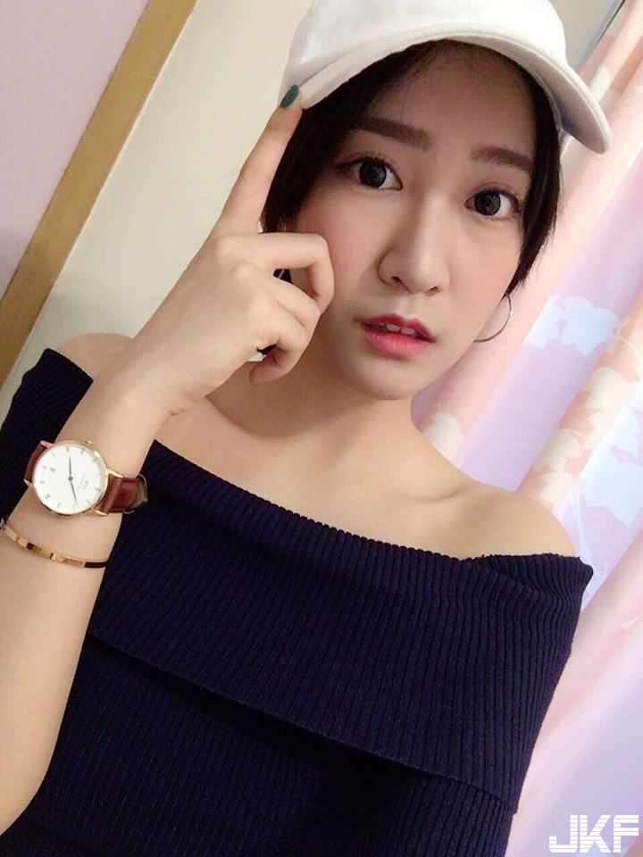 好狂！遠航正妹空姐「奶夾貓咪」的超大乳量！脫下衣服後的深溝讓人大喊受不了…
