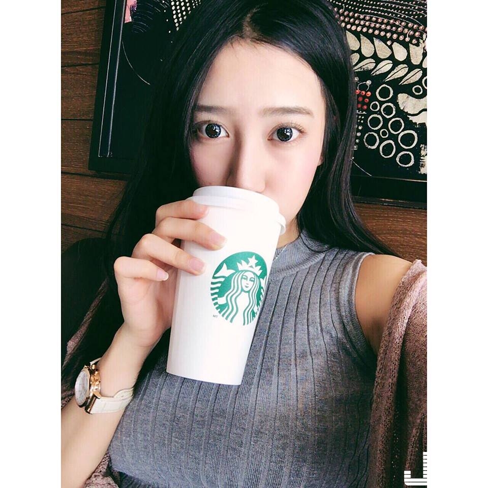 好狂！遠航正妹空姐「奶夾貓咪」的超大乳量！脫下衣服後的深溝讓人大喊受不了…