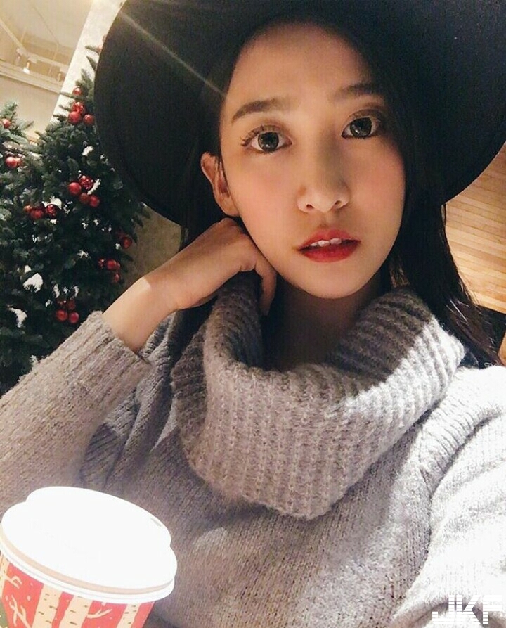 好狂！遠航正妹空姐「奶夾貓咪」的超大乳量！脫下衣服後的深溝讓人大喊受不了…