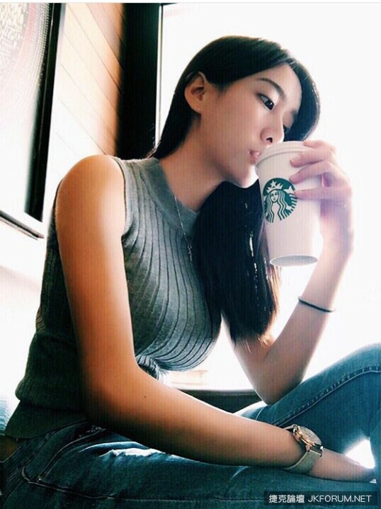 好狂！遠航正妹空姐「奶夾貓咪」的超大乳量！脫下衣服後的深溝讓人大喊受不了…