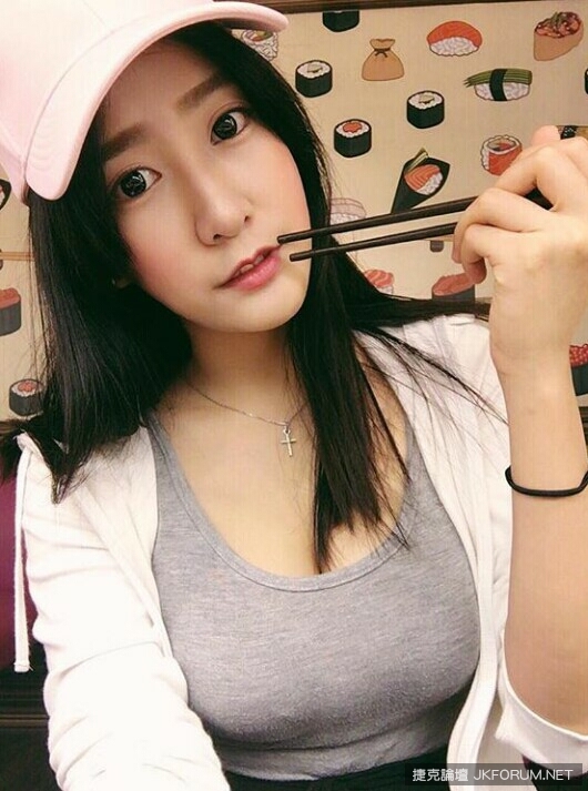 好狂！遠航正妹空姐「奶夾貓咪」的超大乳量！脫下衣服後的深溝讓人大喊受不了…