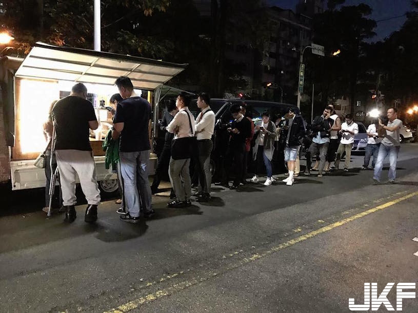 網傳台灣最美「蔥油餅老闆娘」引網友暴動！沒想到最後警察卻找上門了…