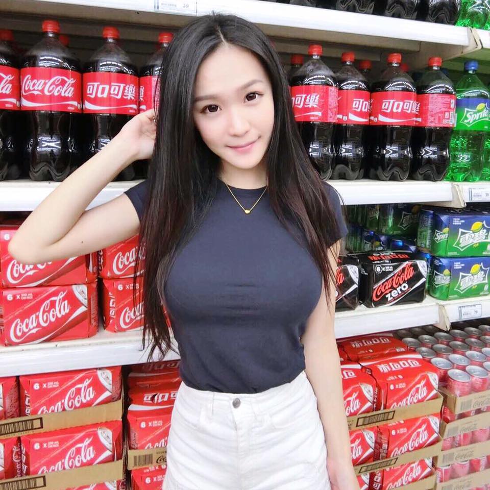 好猛喔！D奶妹子「深V爆乳喝酒」乳量超驚人！傳送門後的「性感車頭燈」讓網友超興奮&#8230;