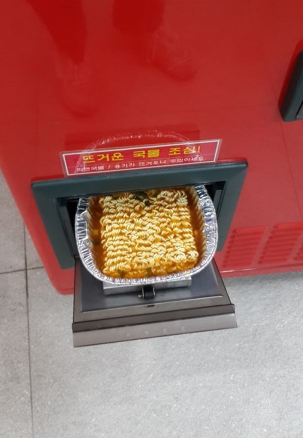 好神奇！自動販賣機又一新創意，現做現烤的比薩販賣機讓網友嗑完還想再吃