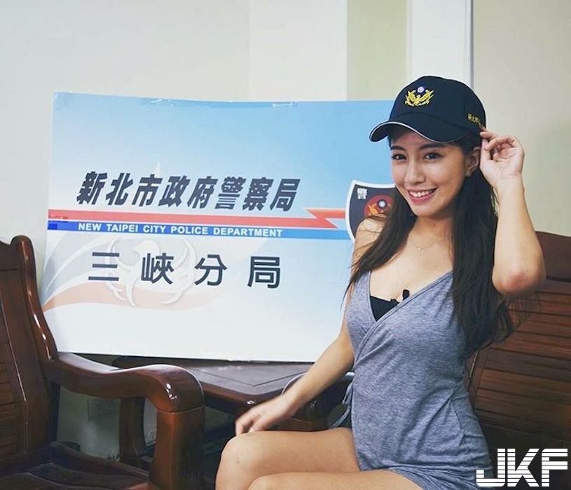 受不了！警察局門口驚見「正妹女警值班」瞬間讓人戀愛！高顏值「美乳好身材」引網友&#8230;