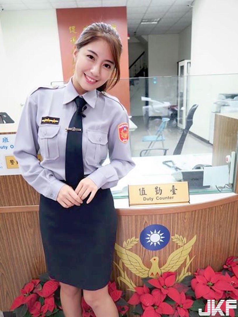 受不了！警察局門口驚見「正妹女警值班」瞬間讓人戀愛！高顏值「美乳好身材」引網友&#8230;