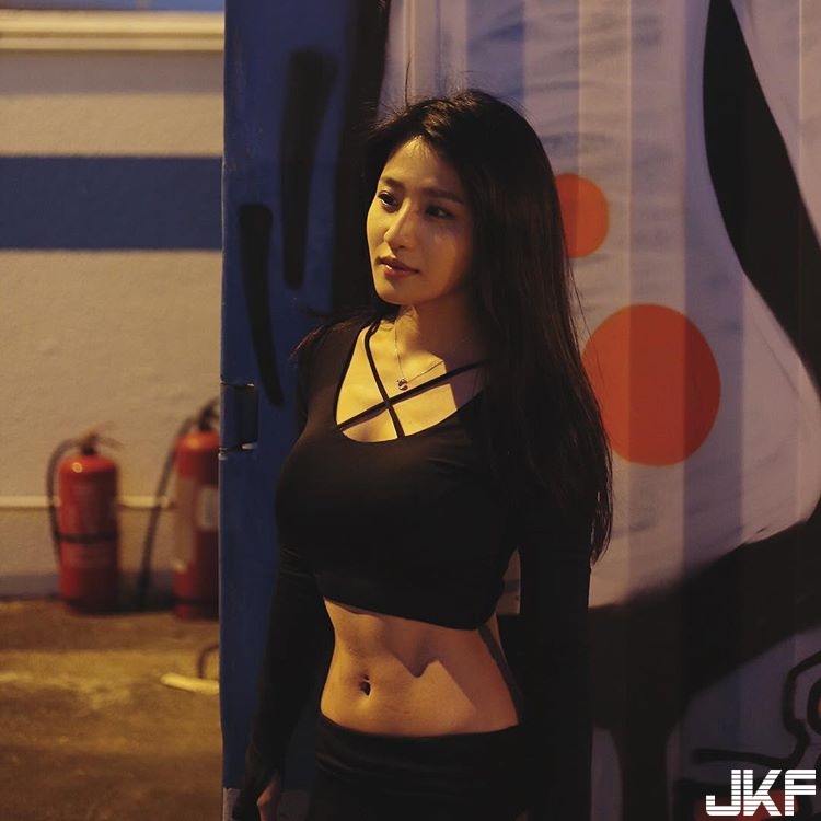 香港「大奶妹」身體超軟Q！網友推爆說會被榨乾：「想跟她試試更多姿勢」