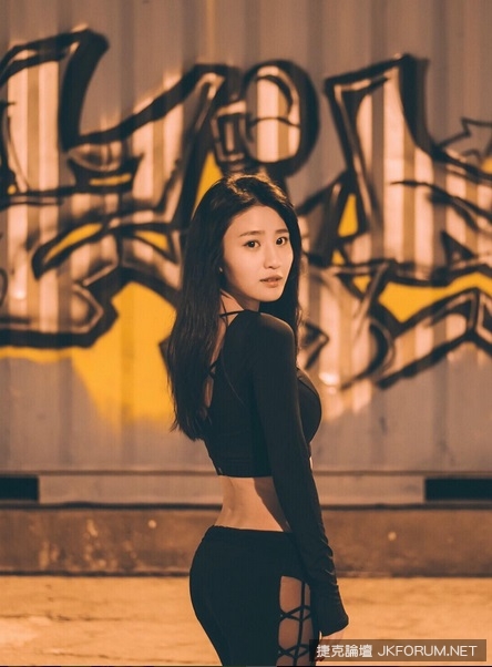 香港「大奶妹」身體超軟Q！網友推爆說會被榨乾：「想跟她試試更多姿勢」