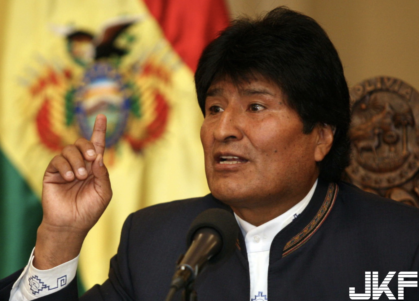 【蜗牛扑克】玻利維亞總統94狂！出席法庭辯論會看謎片舒壓～意外被響徹全場的高潮呻吟聲出賣……