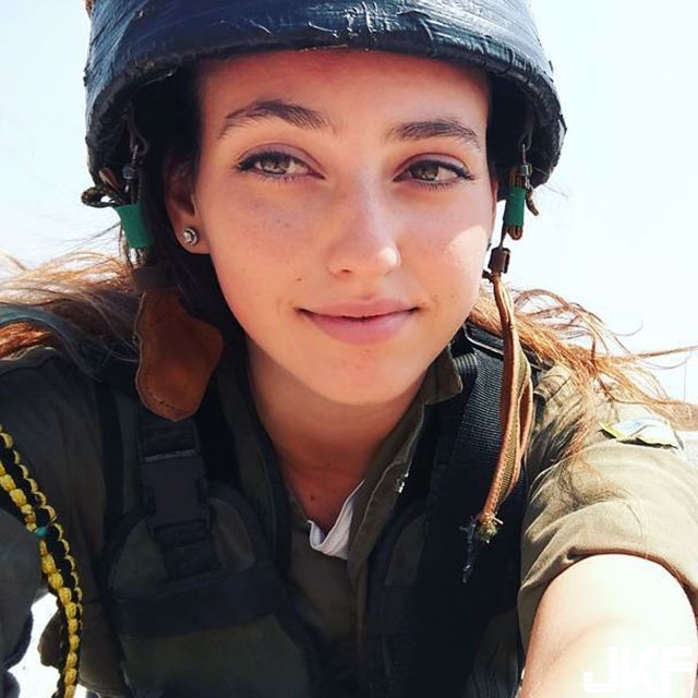 瞄準發現「有妹！」你已經死了！以色列女兵美到讓你看傻眼忘記扣板機
