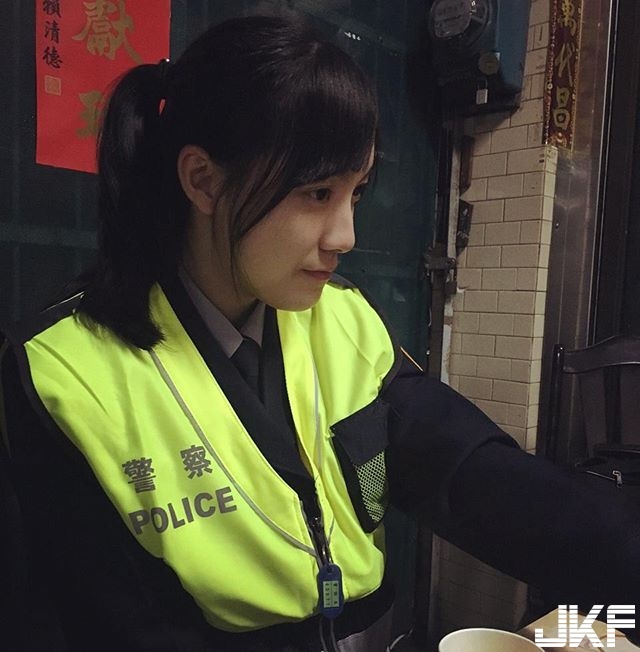 超甜美「女警」號稱警界女神！網友跪求上銬帶走，路邊遇到絕對立馬違規…