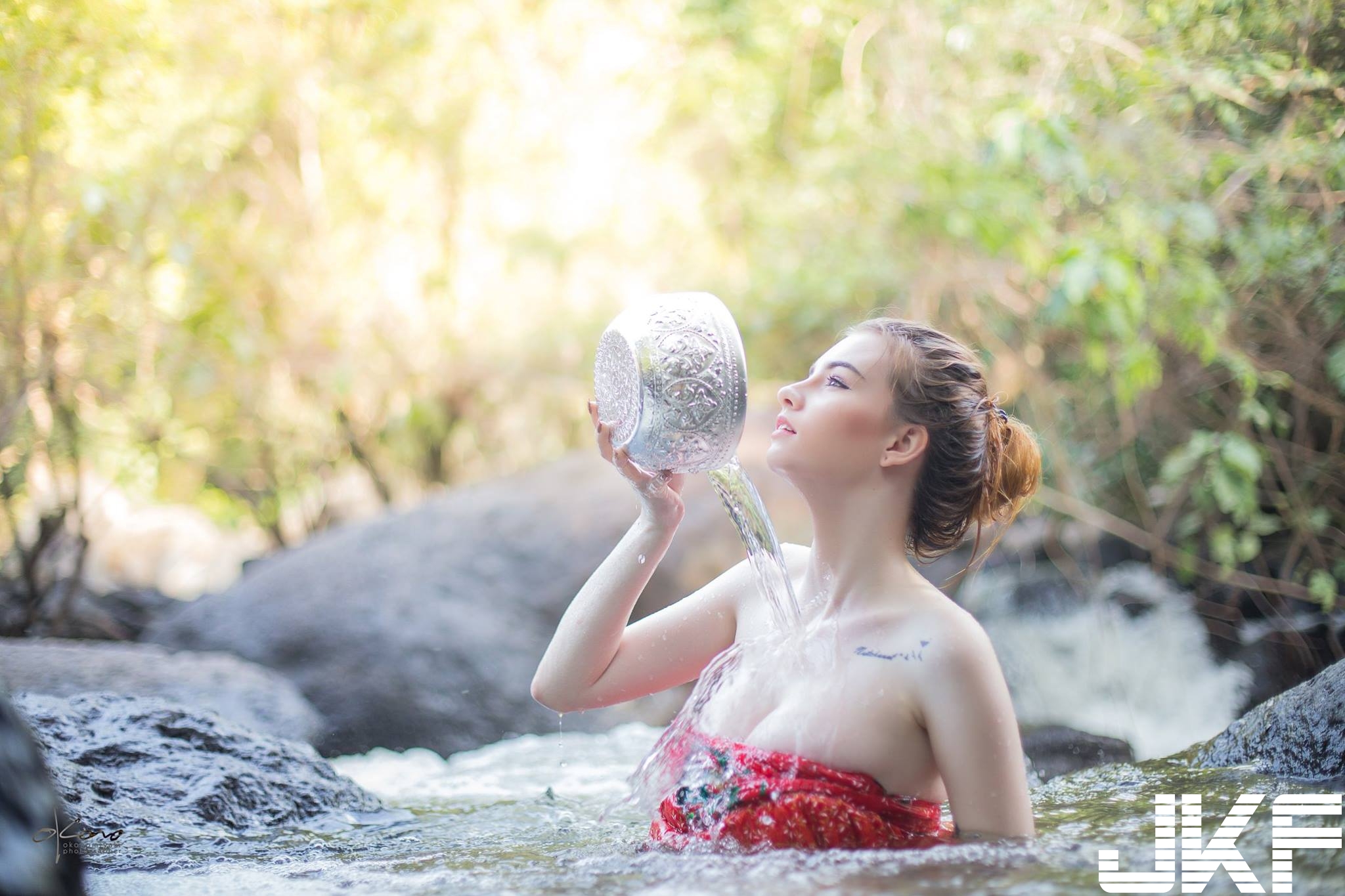 好狂！泰國混血正妹溪邊洗澡全身「溼答答」！胸前「白皙巨乳」差點掉出來…