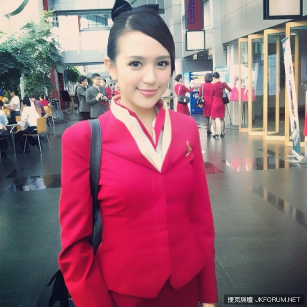 【蜗牛扑克】受不了！香港賽馬場出現「低胸正妹女騎師」，沒想到她以前居然還當過「空姐」…
