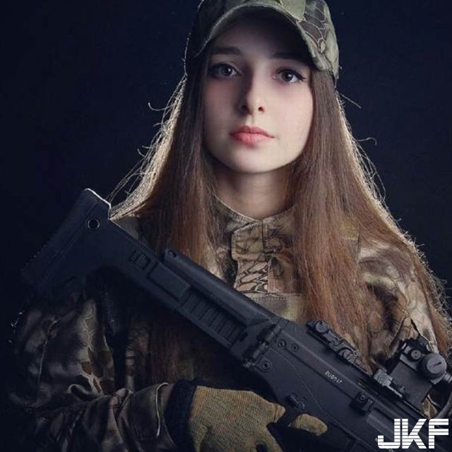戰鬥民族就是狂！俄羅斯「最正女兵」根本玩槍界美少女！床上的收藏讓男人都軟了啦～