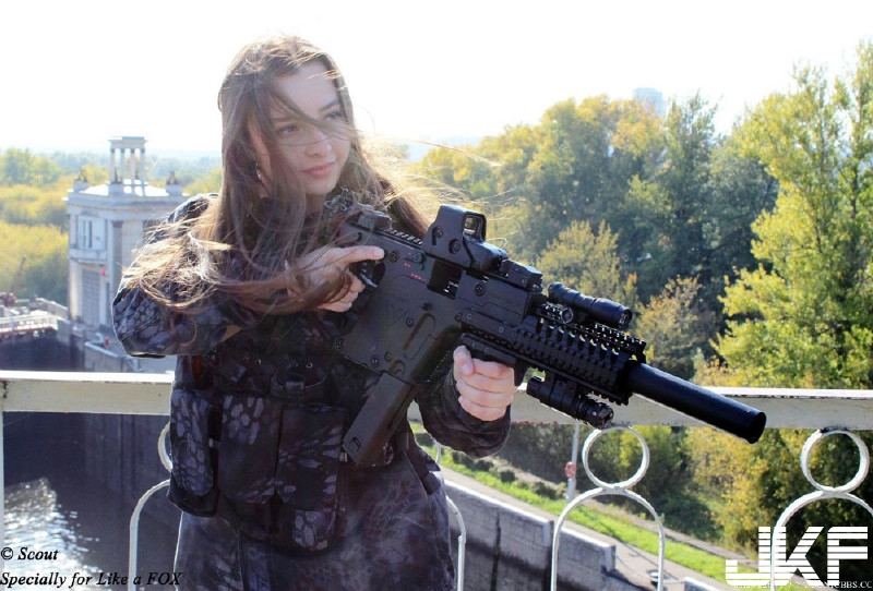 戰鬥民族就是狂！俄羅斯「最正女兵」根本玩槍界美少女！床上的收藏讓男人都軟了啦～