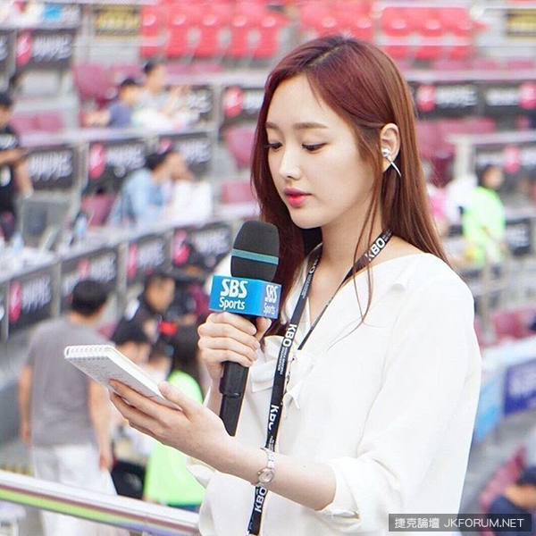 崩潰了！韓國體育播報員美哭！「播報界的太妍」我不看比賽了，我真的看播報員就飽了！