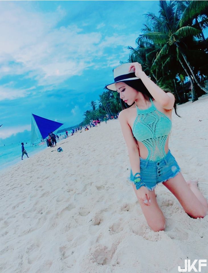 大眼正妹「爆乳馬甲」低胸小洋裝！美到網友瘋傳：最喜歡看美女穿這樣了～