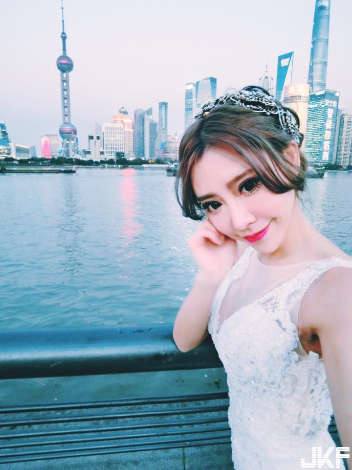 大眼正妹「爆乳馬甲」低胸小洋裝！美到網友瘋傳：最喜歡看美女穿這樣了～