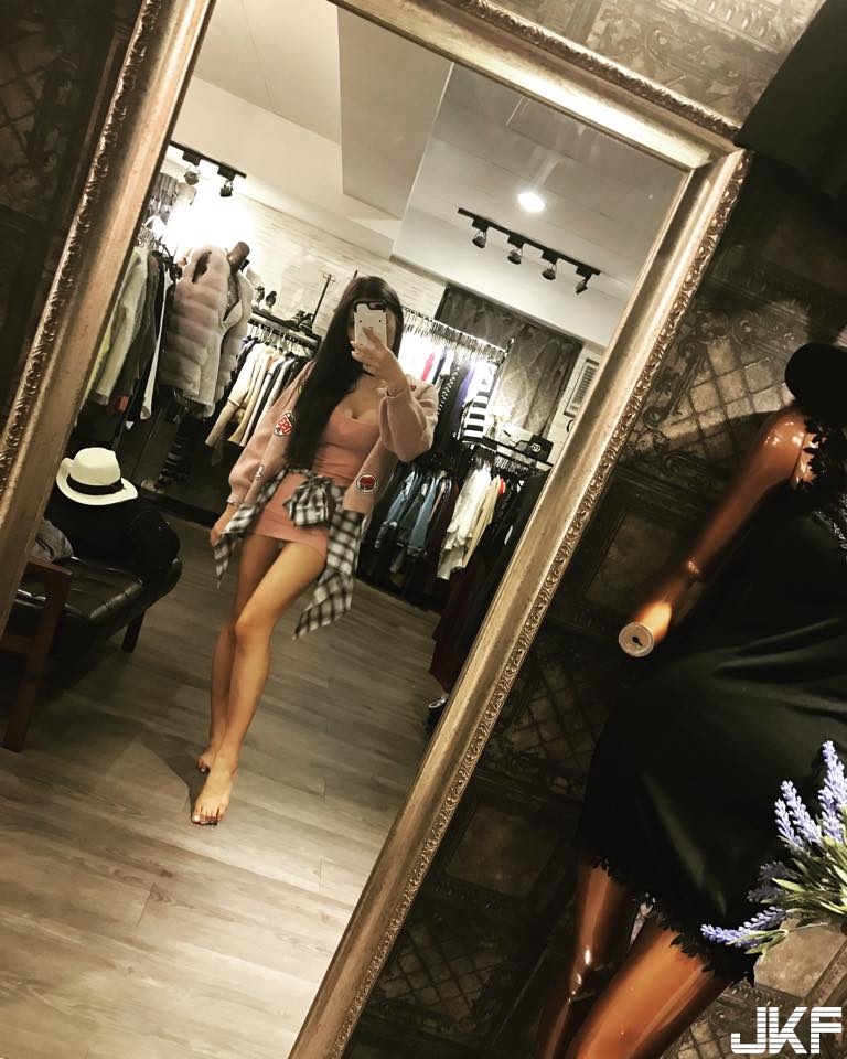 大眼正妹「爆乳馬甲」低胸小洋裝！美到網友瘋傳：最喜歡看美女穿這樣了～
