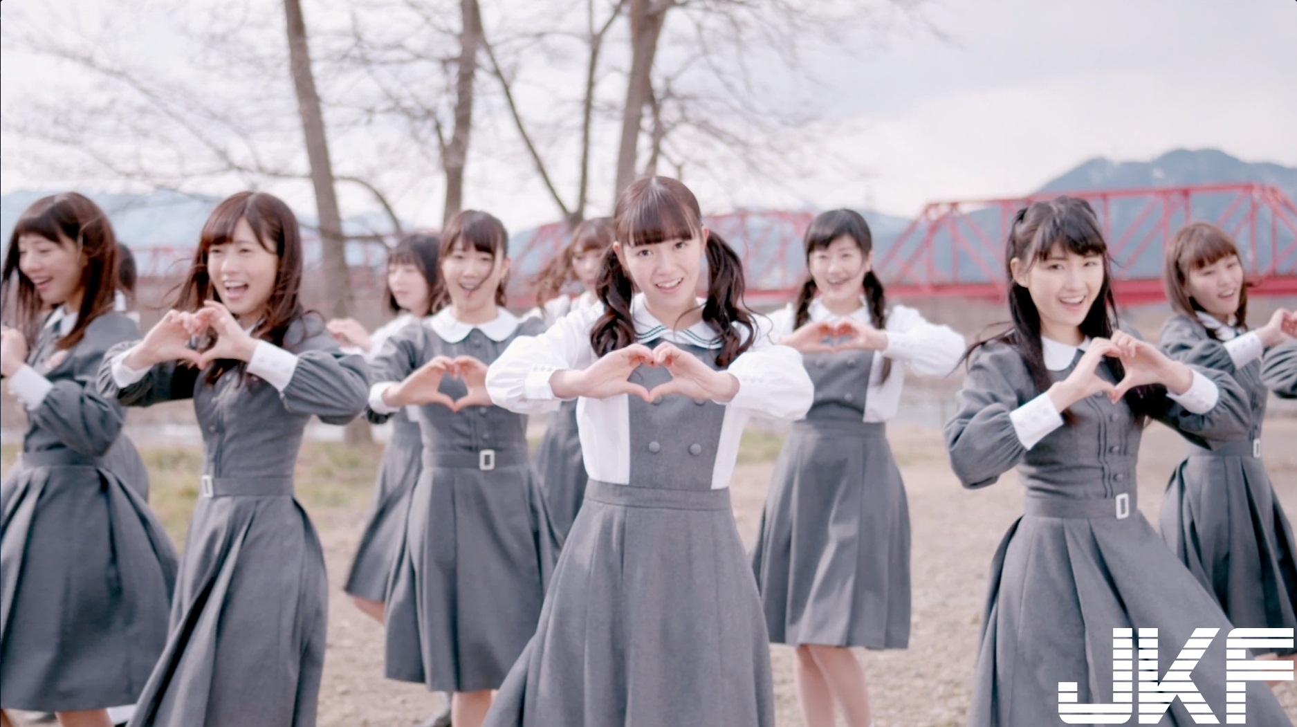 製作單位壞壞！俄羅斯紙箱這神企劃根本就試圖要「少女偶像走光」吧？