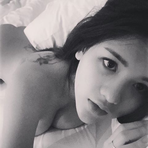 巨乳民宿老闆娘「渾圓車頭燈」接客　穿性感睡衣打掃房間服務極佳