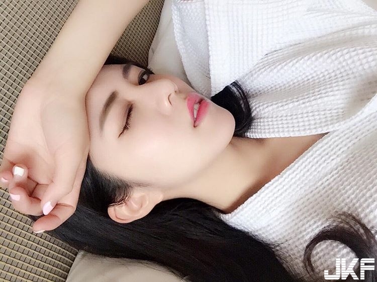 好辣！長榮正妹空姐「睡衣自拍」超誘人！「爆乳翹臀」的身材誰受得了～