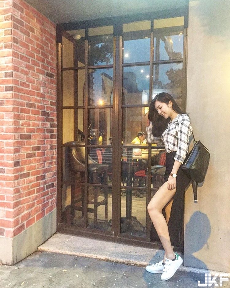好辣！長榮正妹空姐「睡衣自拍」超誘人！「爆乳翹臀」的身材誰受得了～