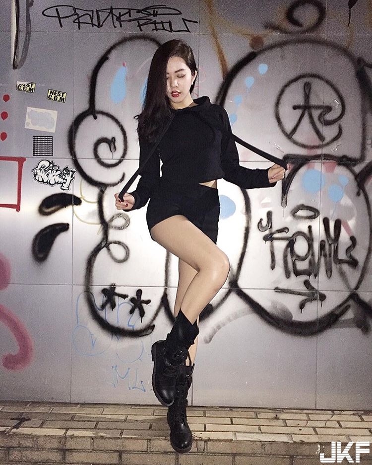 好辣！長榮正妹空姐「睡衣自拍」超誘人！「爆乳翹臀」的身材誰受得了～