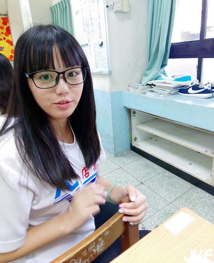 清純美女高中生長大後變「爆乳蜂腰」直播正妹！網友驚喊：「又白又大」！