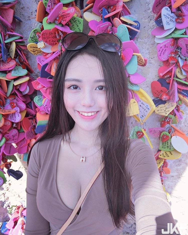 清純美女高中生長大後變「爆乳蜂腰」直播正妹！網友驚喊：「又白又大」！