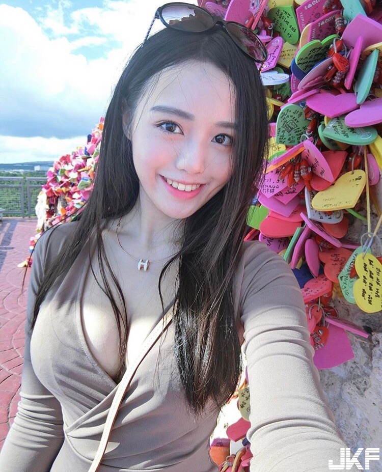 清純美女高中生長大後變「爆乳蜂腰」直播正妹！網友驚喊：「又白又大」！