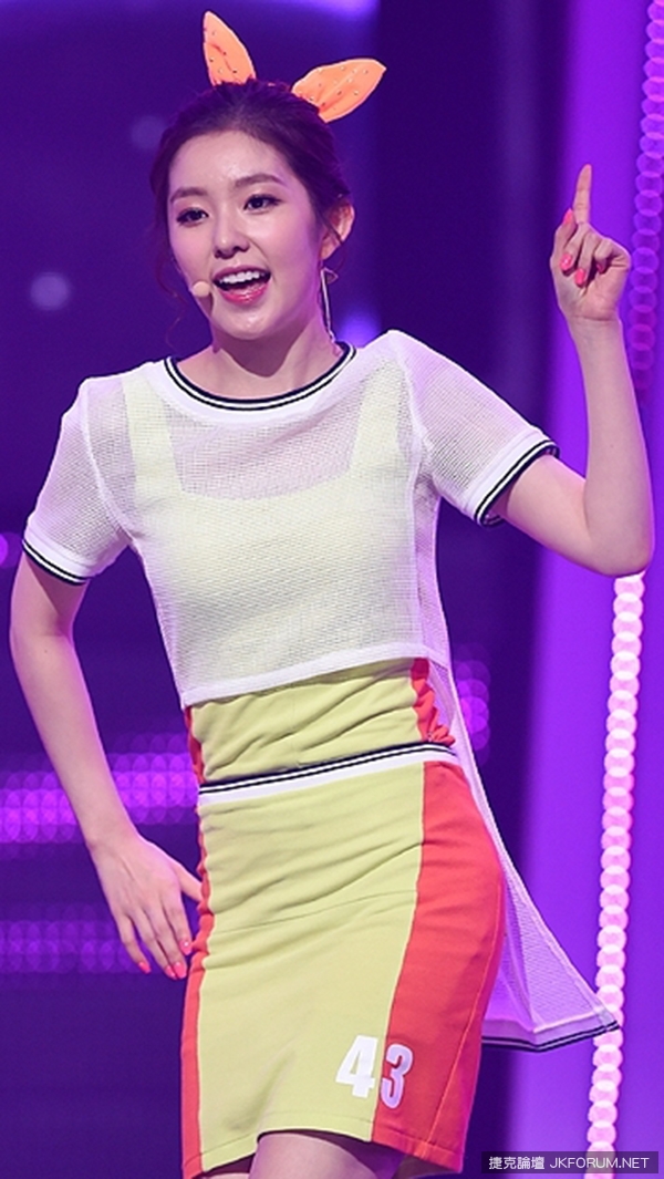 【GG扑克】Red Velvet愛穿短裙，粉絲視角看了好害羞！一不小心連身裙往上跑底褲全露，氣壞樓下觀眾