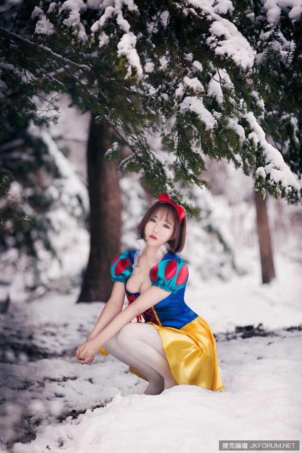 韓國《爆乳版白雪公主》白雪公主掛著Ｅ奶，眼神楚楚可憐，超想把她擁入懷中疼啊！