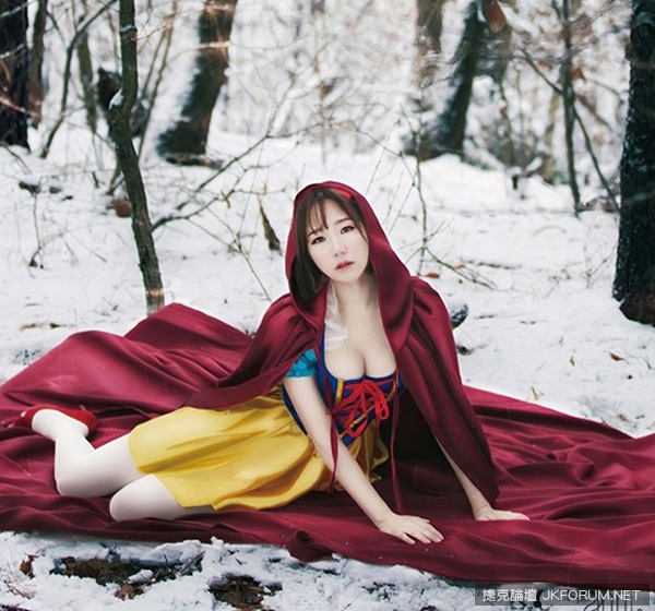 韓國《爆乳版白雪公主》白雪公主掛著Ｅ奶，眼神楚楚可憐，超想把她擁入懷中疼啊！