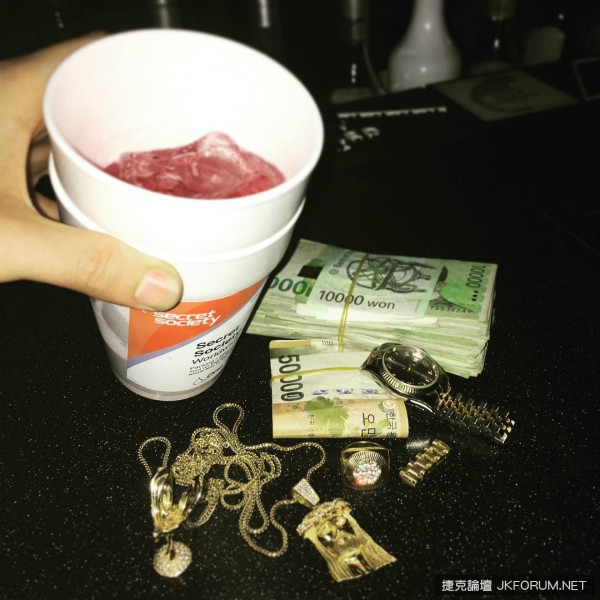 出動數鈔機才數的完！地表最狂全身BLINGBLING饒舌歌手：「拿錢自拍已經遜掉啦！」