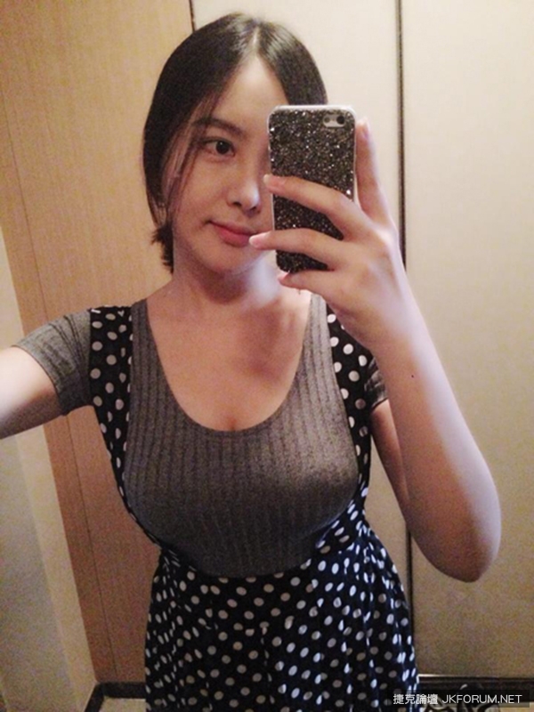 韓國超強童顏巨乳啊！韓妹擠出天真笑容的同時也非常用心地在擠「壕溝」這款好甜好大&#8230;