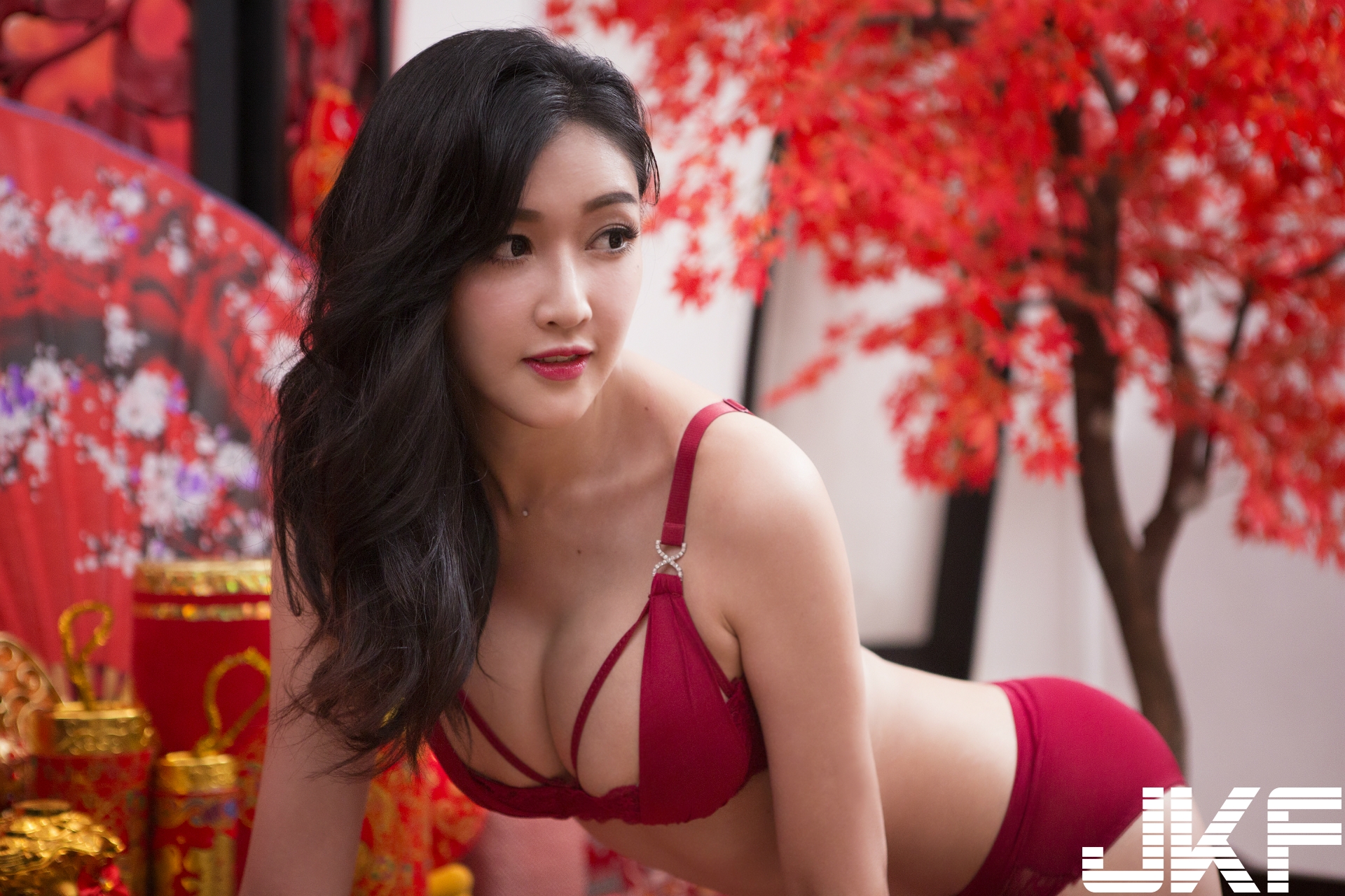 太強了！JKF新年企劃花絮曝光！女郎們「高衩開胸旗袍」陪你自摸數錢過雞年！