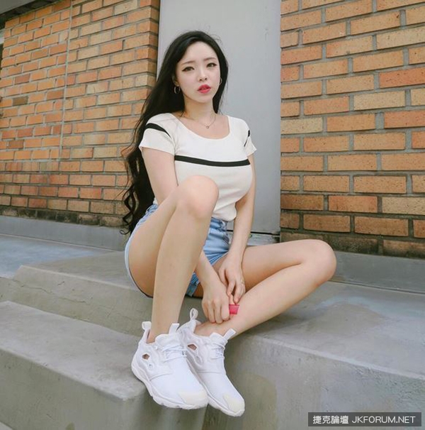 韓妹一臉貓咪樣，「萌」翻網友！反向魅力的巨乳尖挺到根本就是木蘭飛彈，超想中彈…
